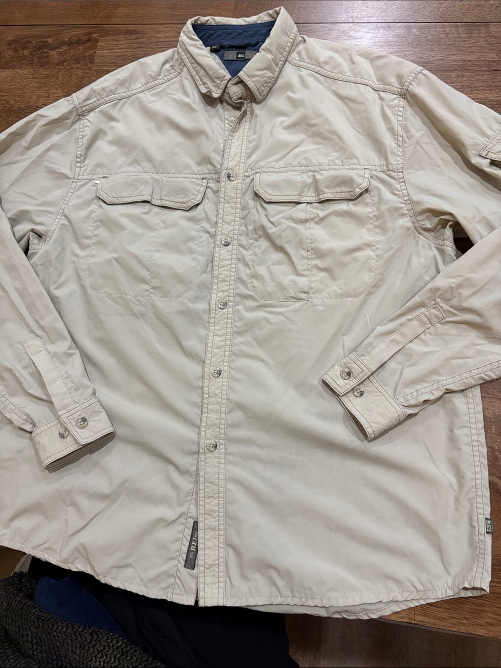 REI Vented Outdoors Button Down Shirt Men’s Size Medium tan / khaki. Hiking
